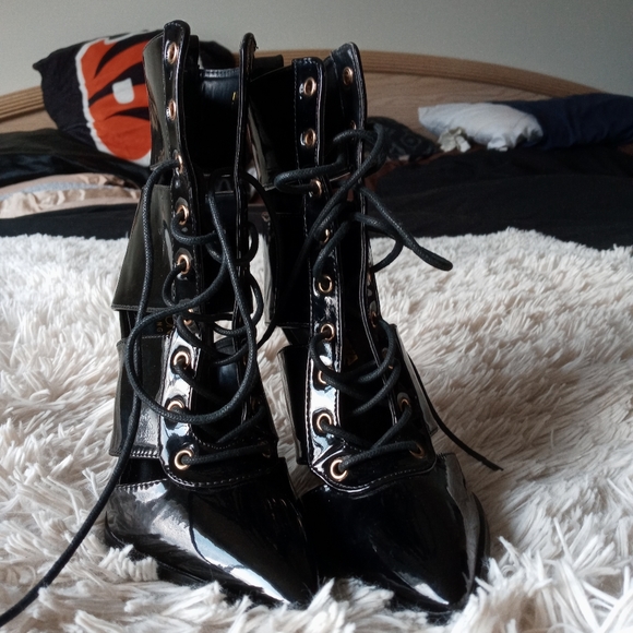 Fashion nova black cut out boots with heel - Picture 2 of 12